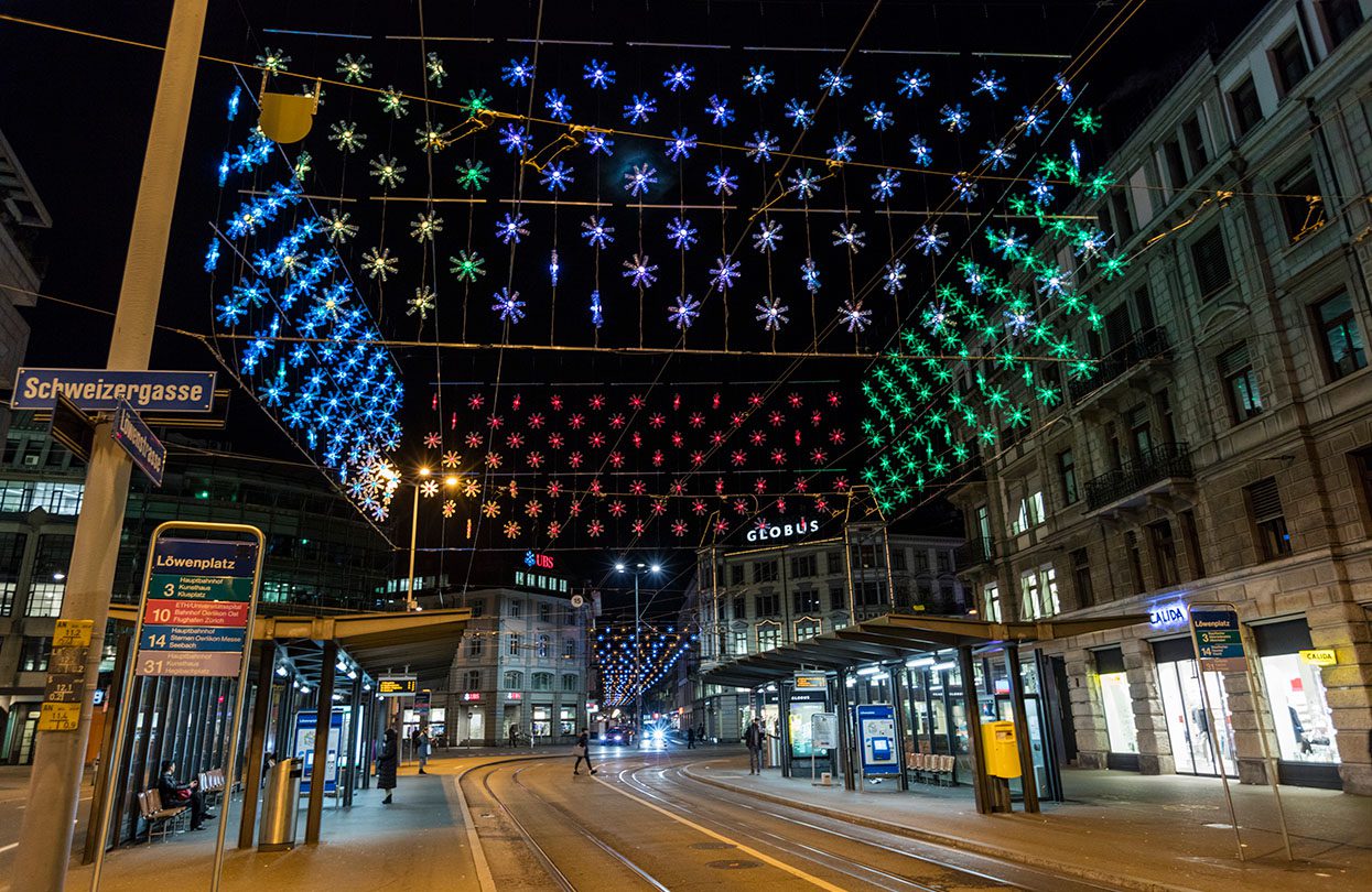 Plastic bottles stars at Löwenplatz, image by Zürich Tourism