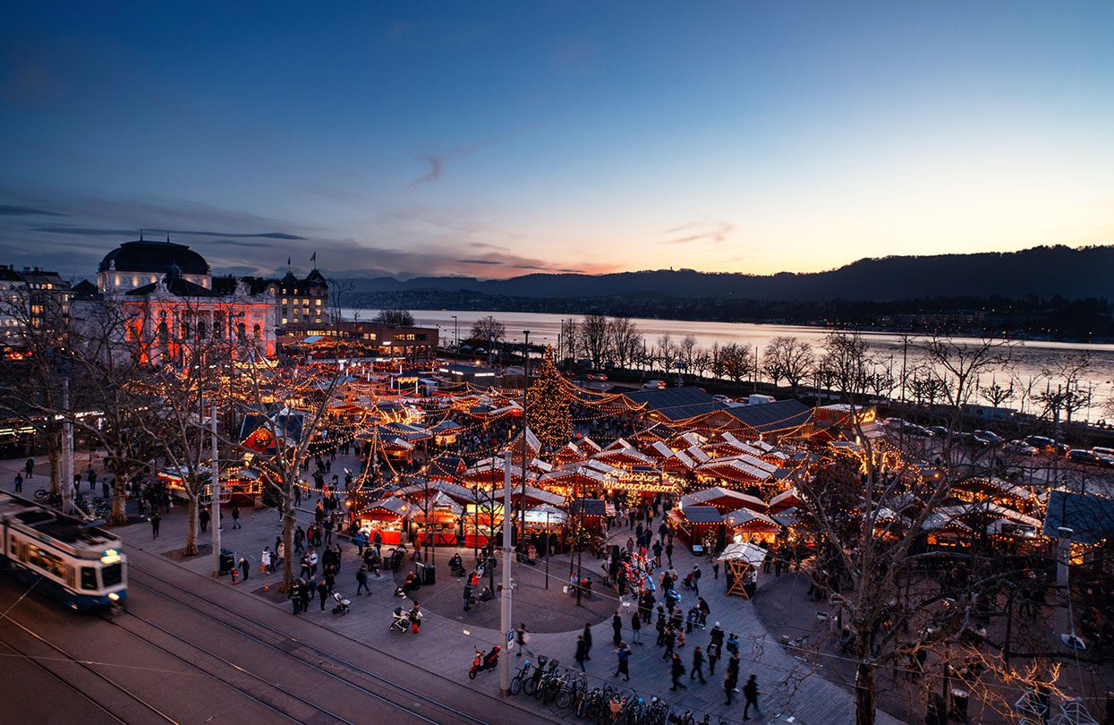 The Christmas market at Sechseläutenplatz, image by Zürich Tourism