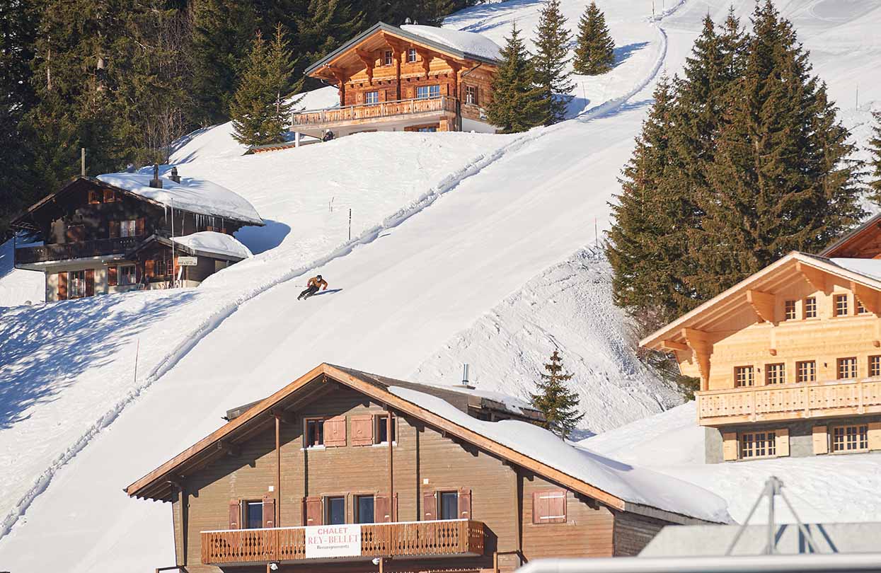 The ski trails here glide past picturesque chalets, Image Copyright Ruedi Flück, Switzerland Tourism